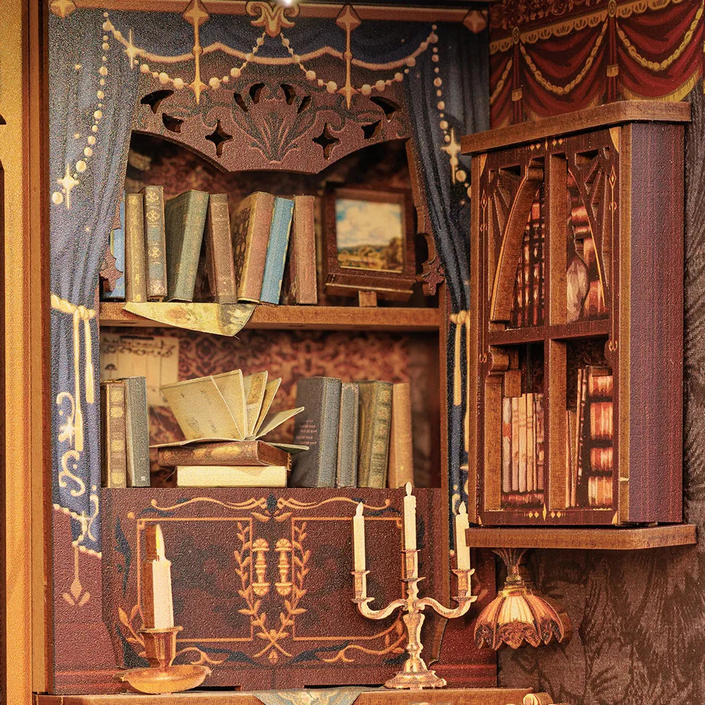 Book Nook - Count Cat's Study, un kit créatif pour construire un diorama miniature. Parfait pour décorer une bibliothèque ou comme cadeau original pour un amoureux des livres. Par Nookette.