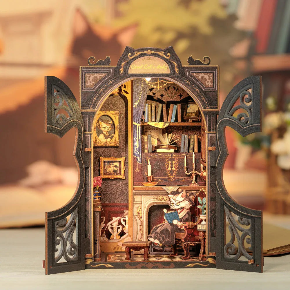 Book Nook - Count Cat's Study, un kit créatif pour construire un diorama miniature. Parfait pour décorer une bibliothèque ou comme cadeau original pour un amoureux des livres. Par Nookette.