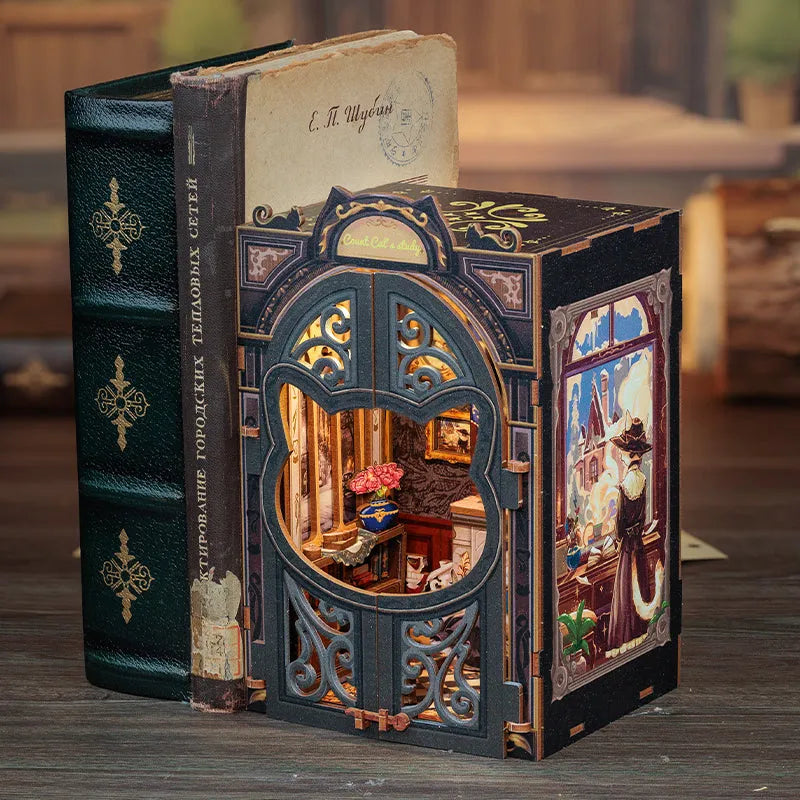 Book Nook - Count Cat's Study, un kit créatif pour construire un diorama miniature. Parfait pour décorer une bibliothèque ou comme cadeau original pour un amoureux des livres. Par Nookette.