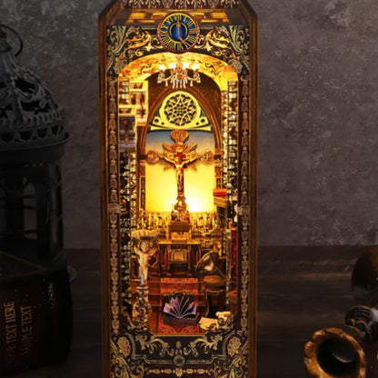 Book Nook - Covenant Church, un kit créatif pour construire un diorama miniature. Parfait pour décorer une bibliothèque ou comme cadeau original pour un amoureux des livres. Par Nookette.