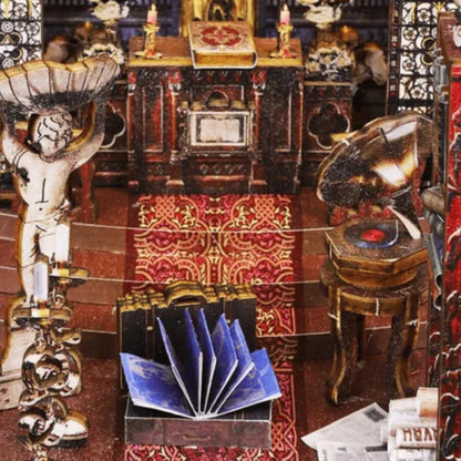 Book Nook - Covenant Church, un kit créatif pour construire un diorama miniature. Parfait pour décorer une bibliothèque ou comme cadeau original pour un amoureux des livres. Par Nookette.