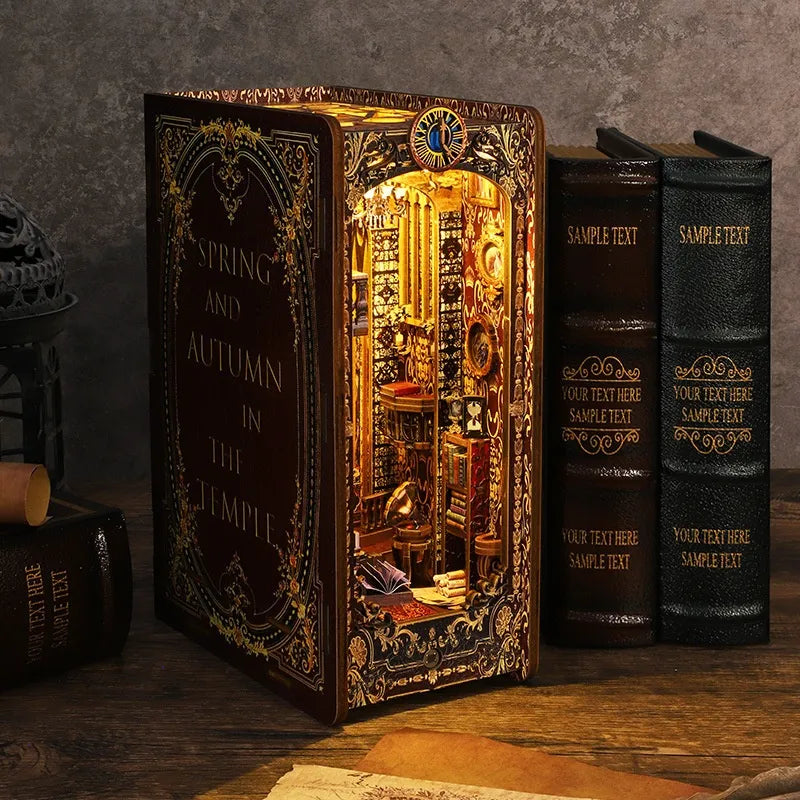 Book Nook - Covenant Church, un kit créatif pour construire un diorama miniature. Parfait pour décorer une bibliothèque ou comme cadeau original pour un amoureux des livres. Par Nookette.