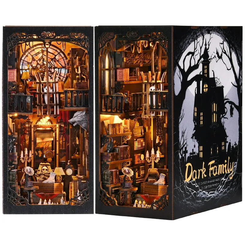 Book Nook - Dark Family, un kit créatif pour construire un diorama miniature. Parfait pour décorer une bibliothèque ou comme cadeau original pour un amoureux des livres. Par Nookette.