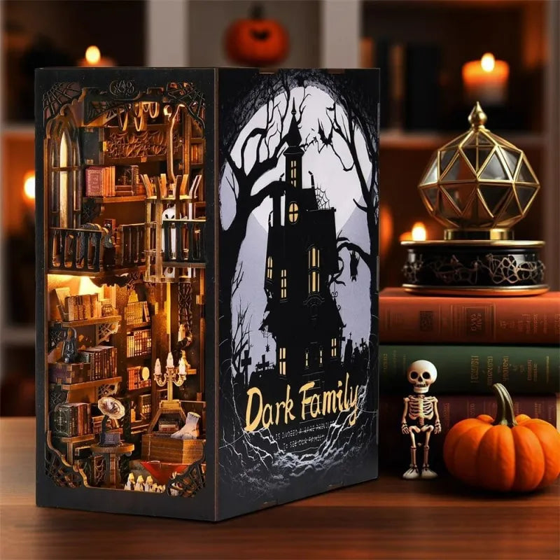 Book Nook - Dark Family, un kit créatif pour construire un diorama miniature. Parfait pour décorer une bibliothèque ou comme cadeau original pour un amoureux des livres. Par Nookette.