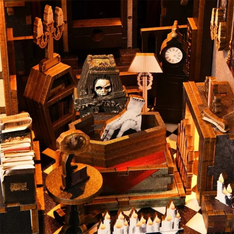 Book Nook - Dark Family, un kit créatif pour construire un diorama miniature. Parfait pour décorer une bibliothèque ou comme cadeau original pour un amoureux des livres. Par Nookette.