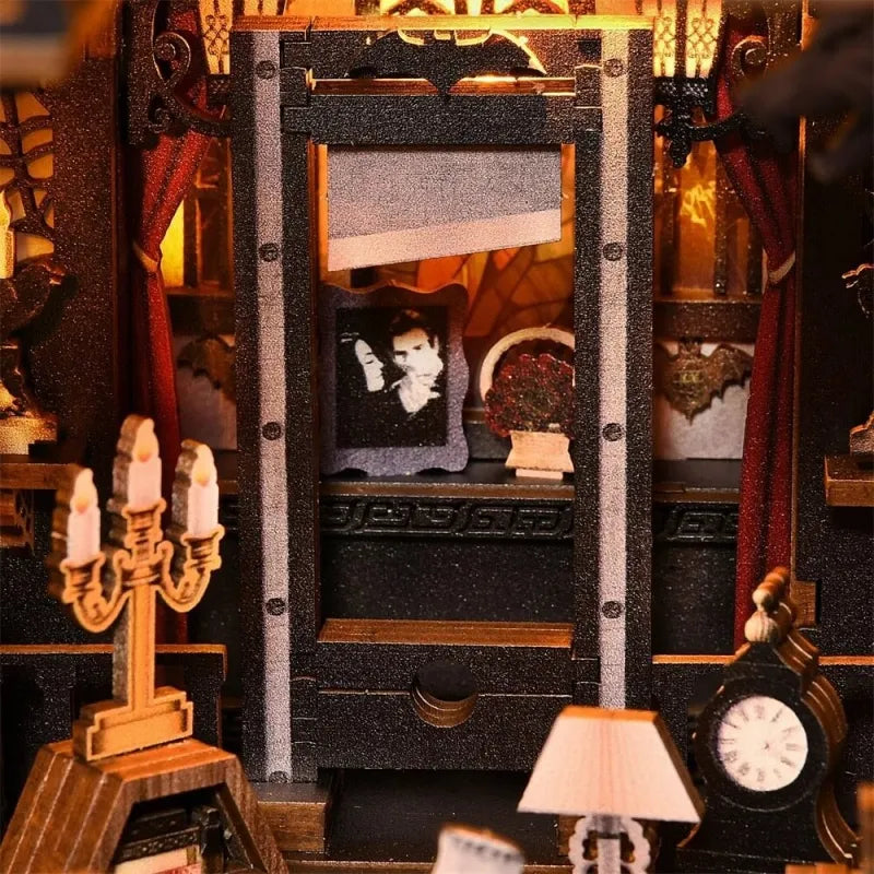 Book Nook - Dark Family, un kit créatif pour construire un diorama miniature. Parfait pour décorer une bibliothèque ou comme cadeau original pour un amoureux des livres. Par Nookette.