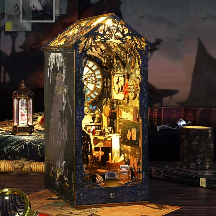 Book Nook - Detective Agency, un kit créatif pour construire un diorama miniature. Parfait pour décorer une bibliothèque ou comme cadeau original pour un amoureux des livres. Par Nookette.