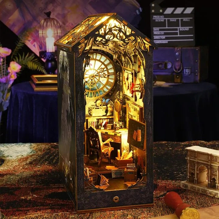 Book Nook - Detective Agency, un kit créatif pour construire un diorama miniature. Parfait pour décorer une bibliothèque ou comme cadeau original pour un amoureux des livres. Par Nookette.