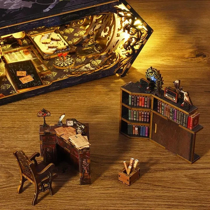 Book Nook - Detective Agency, un kit créatif pour construire un diorama miniature. Parfait pour décorer une bibliothèque ou comme cadeau original pour un amoureux des livres. Par Nookette.