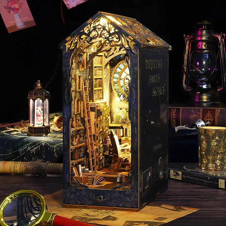 Book Nook - Detective Agency, un kit créatif pour construire un diorama miniature. Parfait pour décorer une bibliothèque ou comme cadeau original pour un amoureux des livres. Par Nookette.