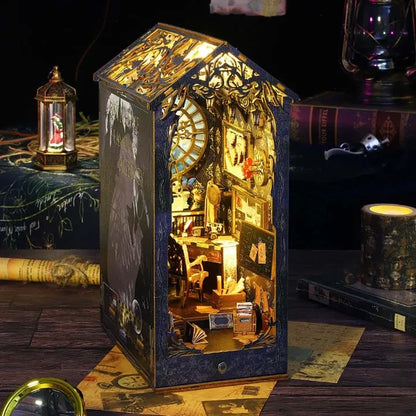 Book Nook - Detective Agency, un kit créatif pour construire un diorama miniature. Parfait pour décorer une bibliothèque ou comme cadeau original pour un amoureux des livres. Par Nookette.
