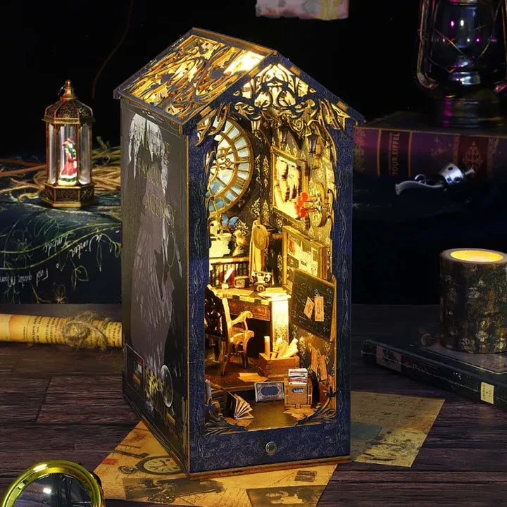 Book Nook - Detective Agency, un kit créatif pour construire un diorama miniature. Parfait pour décorer une bibliothèque ou comme cadeau original pour un amoureux des livres. Par Nookette.