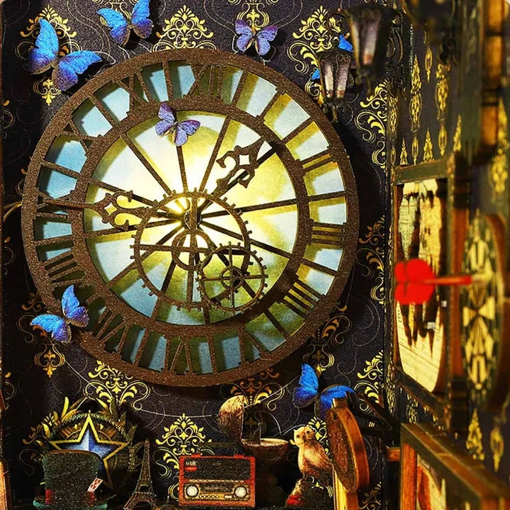 Book Nook - Detective Agency, un kit créatif pour construire un diorama miniature. Parfait pour décorer une bibliothèque ou comme cadeau original pour un amoureux des livres. Par Nookette.