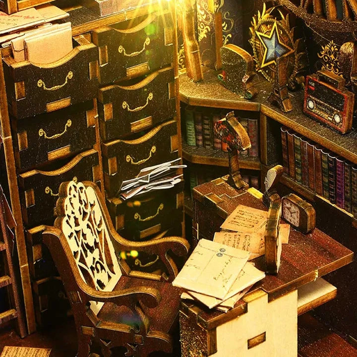 Book Nook - Detective Agency, un kit créatif pour construire un diorama miniature. Parfait pour décorer une bibliothèque ou comme cadeau original pour un amoureux des livres. Par Nookette.