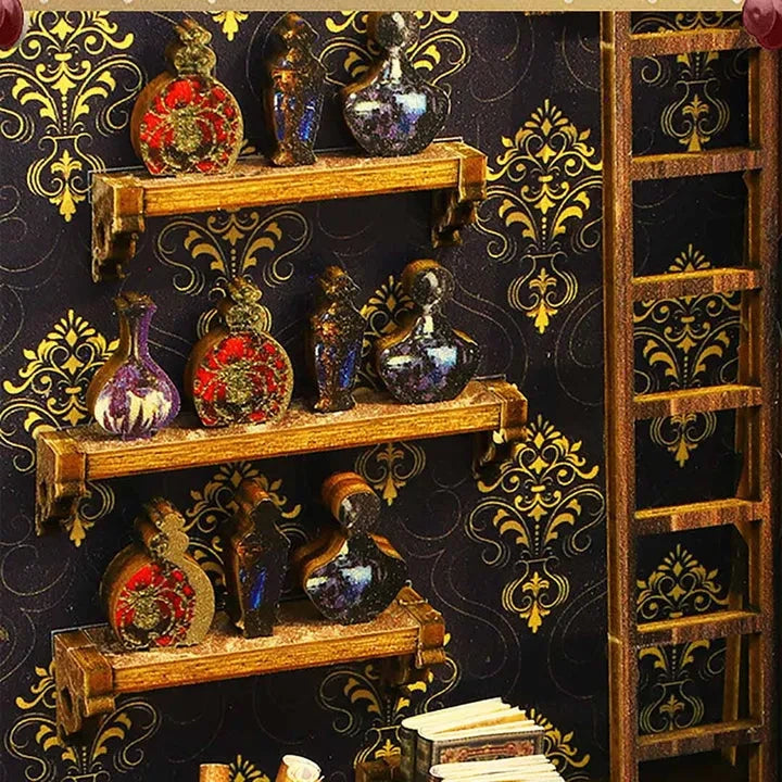 Book Nook - Detective Agency, un kit créatif pour construire un diorama miniature. Parfait pour décorer une bibliothèque ou comme cadeau original pour un amoureux des livres. Par Nookette.