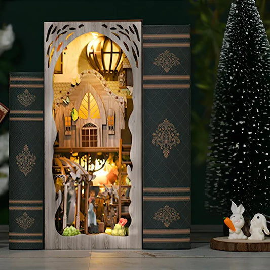 Booknook - Dorothy's Journey, un kit créatif pour construire un diorama miniature. Parfait pour décorer une bibliothèque ou comme cadeau original pour un amoureux des livres. Par Nookette.