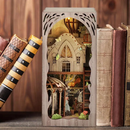 Booknook - Dorothy's Journey, un kit créatif pour construire un diorama miniature. Parfait pour décorer une bibliothèque ou comme cadeau original pour un amoureux des livres. Par Nookette.