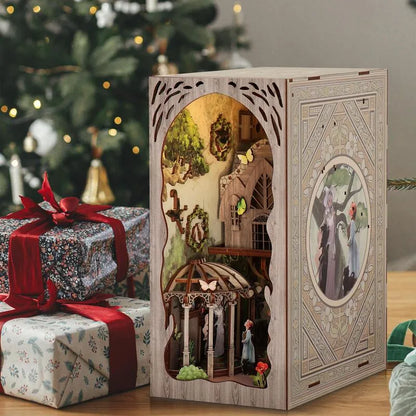 Booknook - Dorothy's Journey, un kit créatif pour construire un diorama miniature. Parfait pour décorer une bibliothèque ou comme cadeau original pour un amoureux des livres. Par Nookette.