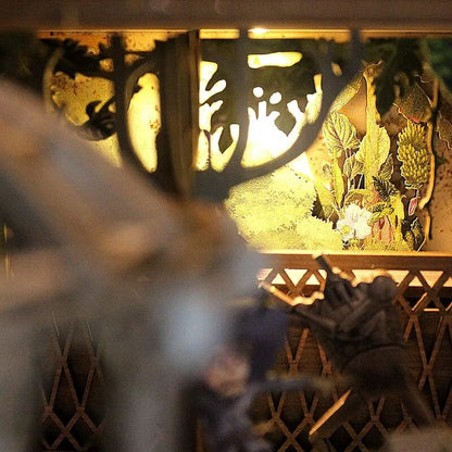 Booknook - Dorothy's Journey, un kit créatif pour construire un diorama miniature. Parfait pour décorer une bibliothèque ou comme cadeau original pour un amoureux des livres. Par Nookette.