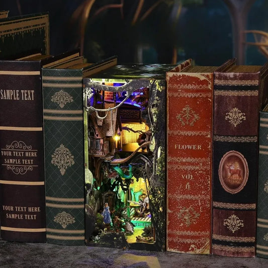 Book Nook - Down The Rabbit-Hole Alice in Wonderland, un kit créatif pour construire un diorama miniature. Parfait pour décorer une bibliothèque ou comme cadeau original pour un amoureux des livres. Par Nookette.
