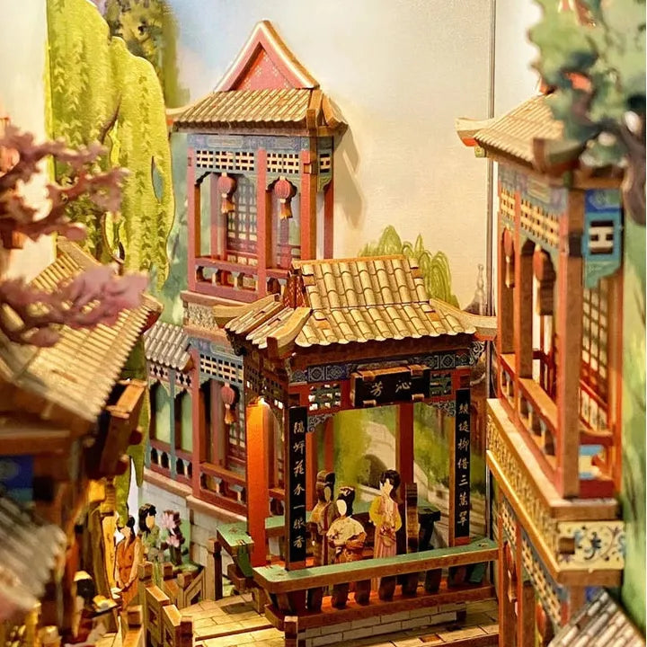 Booknook - Dream of Red Mansions, un kit créatif pour construire un diorama miniature. Parfait pour décorer une bibliothèque ou comme cadeau original pour un amoureux des livres. Par Nookette.
