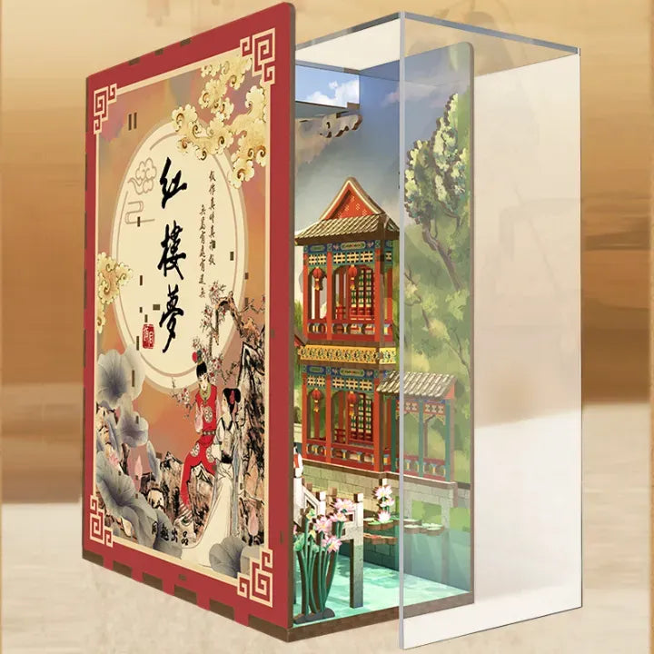 Booknook - Dream of Red Mansions, un kit créatif pour construire un diorama miniature. Parfait pour décorer une bibliothèque ou comme cadeau original pour un amoureux des livres. Par Nookette.