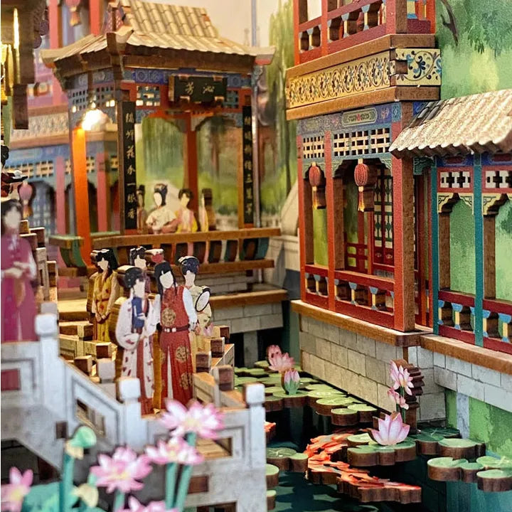 Booknook - Dream of Red Mansions, un kit créatif pour construire un diorama miniature. Parfait pour décorer une bibliothèque ou comme cadeau original pour un amoureux des livres. Par Nookette.