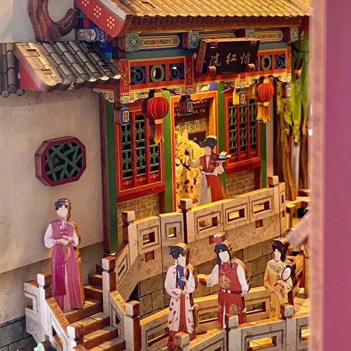 Booknook - Dream of Red Mansions, un kit créatif pour construire un diorama miniature. Parfait pour décorer une bibliothèque ou comme cadeau original pour un amoureux des livres. Par Nookette.