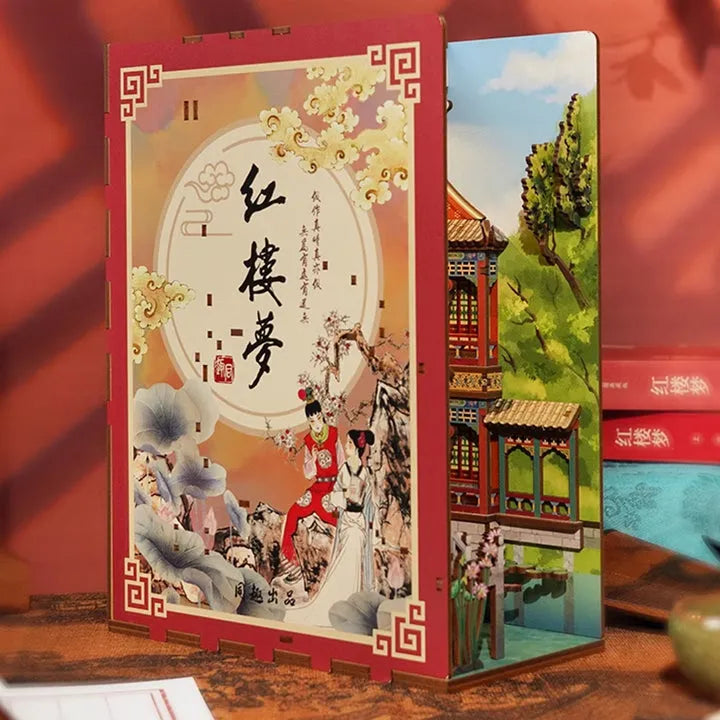 Booknook - Dream of Red Mansions, un kit créatif pour construire un diorama miniature. Parfait pour décorer une bibliothèque ou comme cadeau original pour un amoureux des livres. Par Nookette.