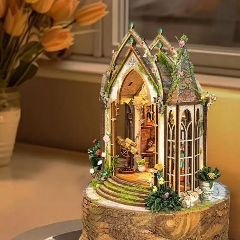 Book Nook - Dreamland Floral Studio, un kit créatif pour construire un diorama miniature. Parfait pour décorer une bibliothèque ou comme cadeau original pour un amoureux des livres. Par Nookette.