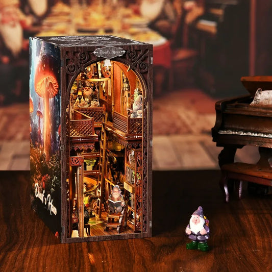 Book Nook - Dwarf’s House, un kit créatif pour construire un diorama miniature. Parfait pour décorer une bibliothèque ou comme cadeau original pour un amoureux des livres. Par Nookette.