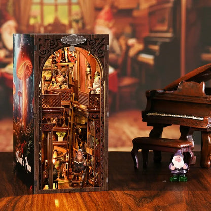Book Nook - Dwarf’s House, un kit créatif pour construire un diorama miniature. Parfait pour décorer une bibliothèque ou comme cadeau original pour un amoureux des livres. Par Nookette.