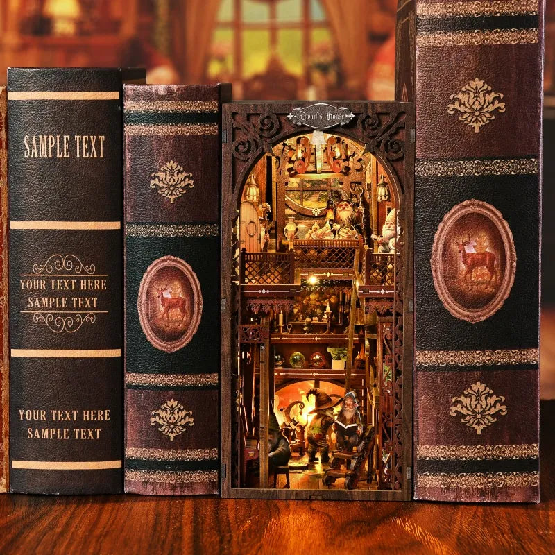 Book Nook - Dwarf’s House, un kit créatif pour construire un diorama miniature. Parfait pour décorer une bibliothèque ou comme cadeau original pour un amoureux des livres. Par Nookette.