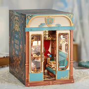 Book Nook - European Travels, un kit créatif pour construire un diorama miniature. Parfait pour décorer une bibliothèque ou comme cadeau original pour un amoureux des livres. Par Nookette.