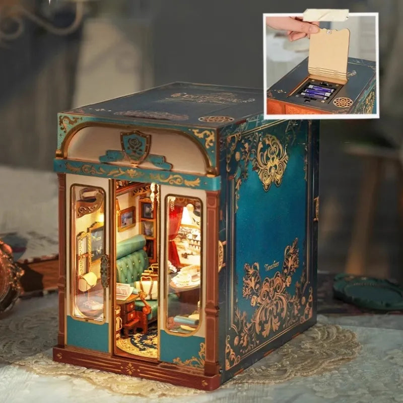 Book Nook - European Travels, un kit créatif pour construire un diorama miniature. Parfait pour décorer une bibliothèque ou comme cadeau original pour un amoureux des livres. Par Nookette.