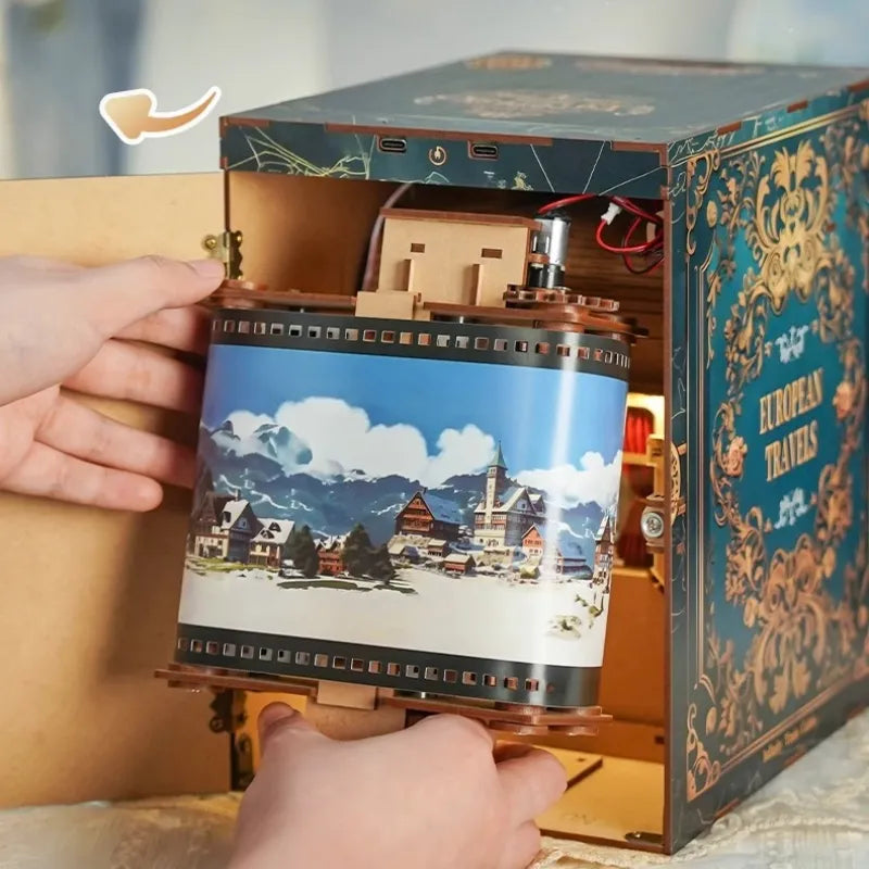 Book Nook - European Travels, un kit créatif pour construire un diorama miniature. Parfait pour décorer une bibliothèque ou comme cadeau original pour un amoureux des livres. Par Nookette.