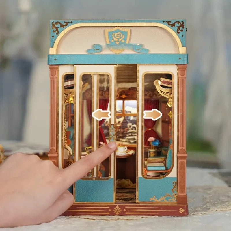 Book Nook - European Travels, un kit créatif pour construire un diorama miniature. Parfait pour décorer une bibliothèque ou comme cadeau original pour un amoureux des livres. Par Nookette.