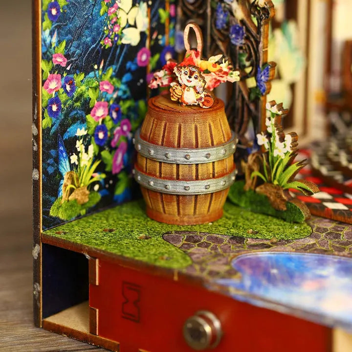 Book Nook - Fairytale Elf, un kit créatif pour construire un diorama miniature. Parfait pour décorer une bibliothèque ou comme cadeau original pour un amoureux des livres. Par Nookette.