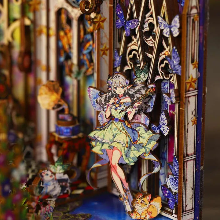 Book Nook - Fairytale Elf, un kit créatif pour construire un diorama miniature. Parfait pour décorer une bibliothèque ou comme cadeau original pour un amoureux des livres. Par Nookette.