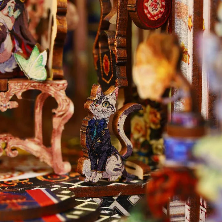 Book Nook - Fairytale Elf, un kit créatif pour construire un diorama miniature. Parfait pour décorer une bibliothèque ou comme cadeau original pour un amoureux des livres. Par Nookette.