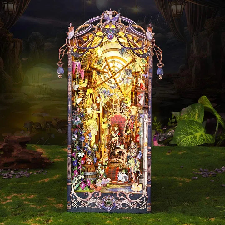 Book Nook - Fairytale Elf, un kit créatif pour construire un diorama miniature. Parfait pour décorer une bibliothèque ou comme cadeau original pour un amoureux des livres. Par Nookette.