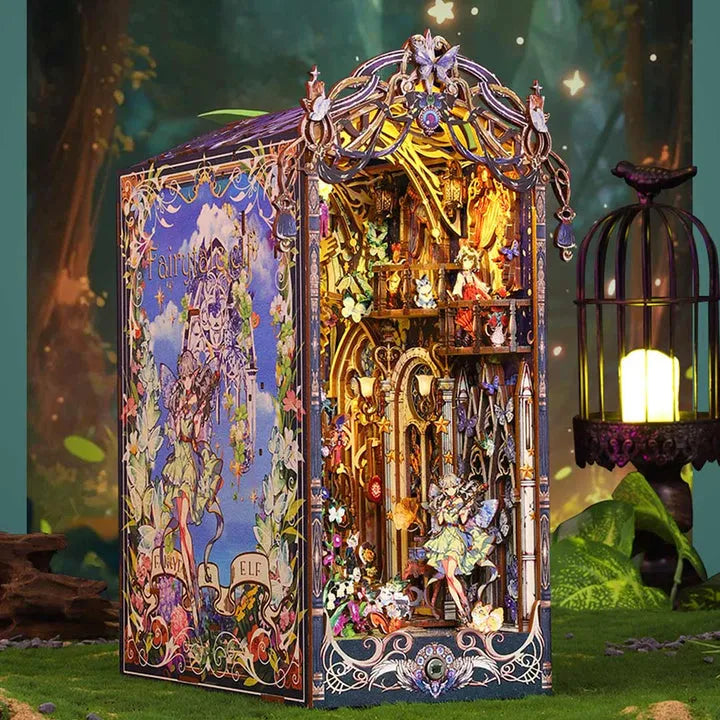 Book Nook - Fairytale Elf, un kit créatif pour construire un diorama miniature. Parfait pour décorer une bibliothèque ou comme cadeau original pour un amoureux des livres. Par Nookette.