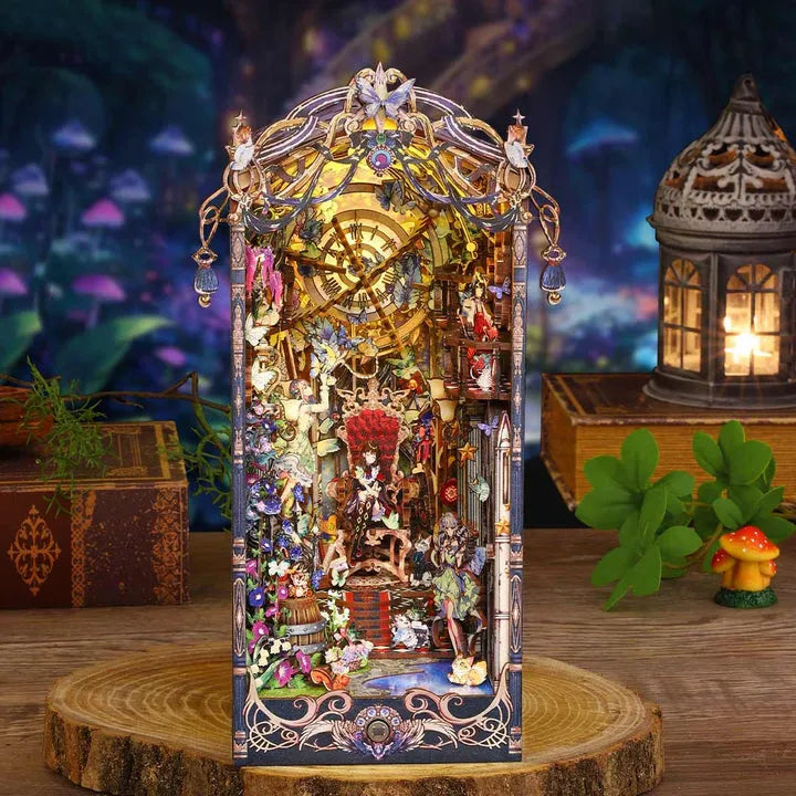 Book Nook - Fairytale Elf, un kit créatif pour construire un diorama miniature. Parfait pour décorer une bibliothèque ou comme cadeau original pour un amoureux des livres. Par Nookette.