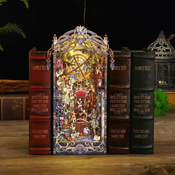 Book Nook - Fairytale Elf, un kit créatif pour construire un diorama miniature. Parfait pour décorer une bibliothèque ou comme cadeau original pour un amoureux des livres. Par Nookette.