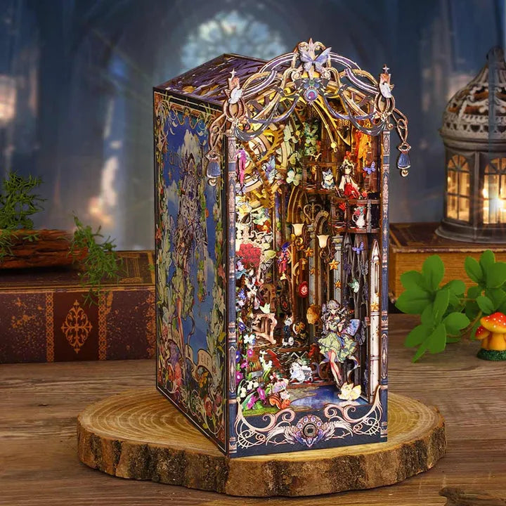 Book Nook - Fairytale Elf, un kit créatif pour construire un diorama miniature. Parfait pour décorer une bibliothèque ou comme cadeau original pour un amoureux des livres. Par Nookette.