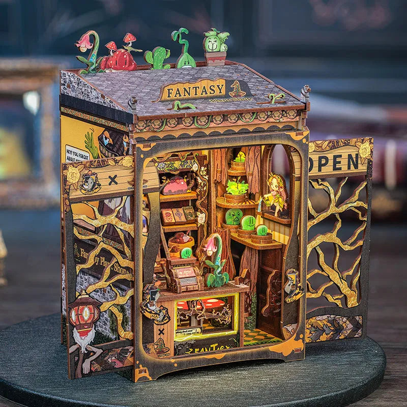 Book Nook - Fantacy Plant Shop, un kit créatif pour construire un diorama miniature. Parfait pour décorer une bibliothèque ou comme cadeau original pour un amoureux des livres. Par Nookette.