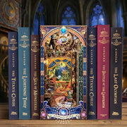 Book Nook - Fantasy Store, un kit créatif pour construire un diorama miniature. Parfait pour décorer une bibliothèque ou comme cadeau original pour un amoureux des livres. Par Nookette.