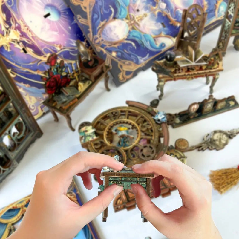 Book Nook - Fantasy Store, un kit créatif pour construire un diorama miniature. Parfait pour décorer une bibliothèque ou comme cadeau original pour un amoureux des livres. Par Nookette.