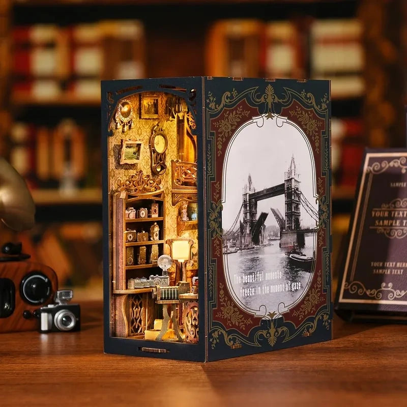 Book Nook - Film Darkroom, un kit créatif pour construire un diorama miniature. Parfait pour décorer une bibliothèque ou comme cadeau original pour un amoureux des livres. Par Nookette.