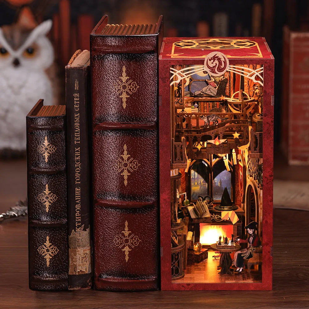 Book Nooks - Flame Common Room, un kit créatif pour construire un diorama miniature. Parfait pour décorer une bibliothèque ou comme cadeau original pour un amoureux des livres. Par Nookette.